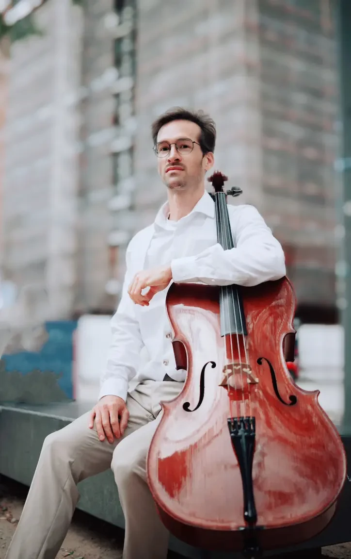 Samuel Selle mit seinem Violoncello