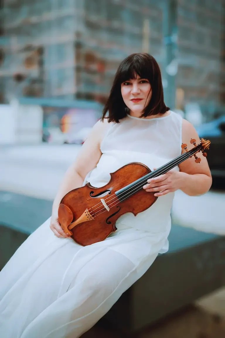 Andra Heesch mit ihrer Viola